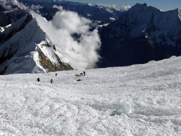 manaslu avalanche debris field