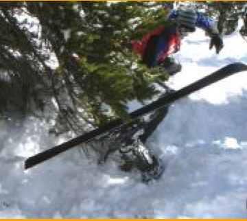 Sciatore volontario soccorso dalla pattuglia durante l'esperimento Tree Well